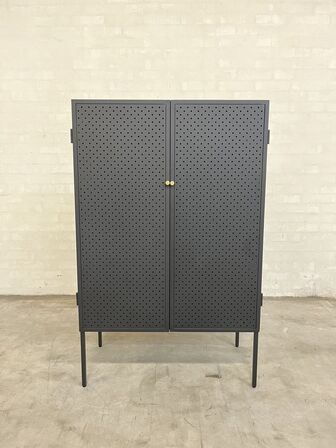 Brooks dækketøjsskaab. Bredde 72, højde 111, dybde 37 cm.