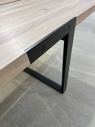 Zilas spisebord. Hvidolieret massiv vildeg. 100x290 cm. Højde 74 cm.