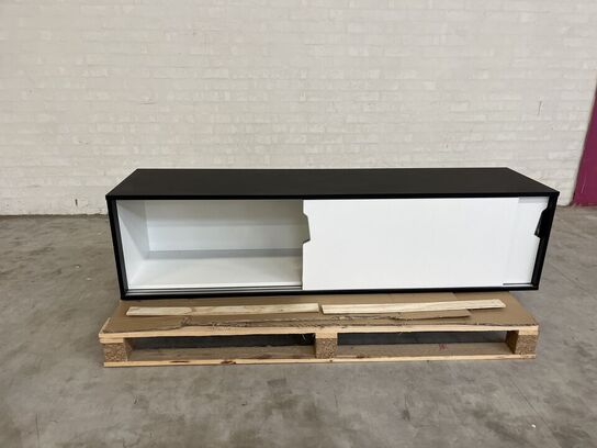 Skab til ophæng på væggen. 160x40x40 cm., brugt