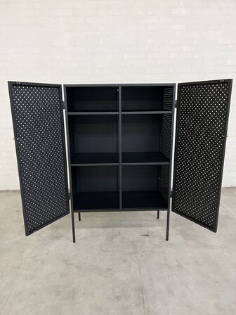 Brooks dækketøjsskaab. Bredde 72, højde 111, dybde 37 cm.