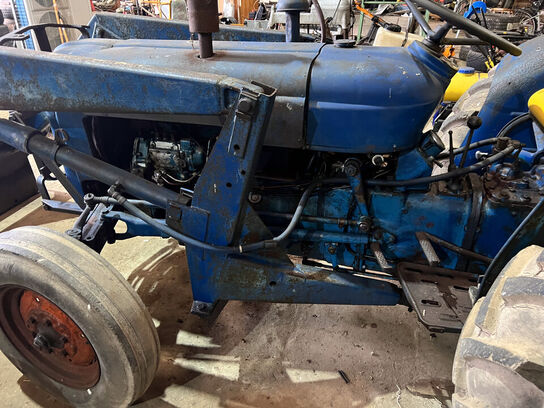 Traktor FORDSON DEXTA m. skovl