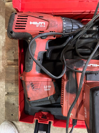 2 stk. HILTI SFH 151-A skruemaskiner inkl. batterier og lader