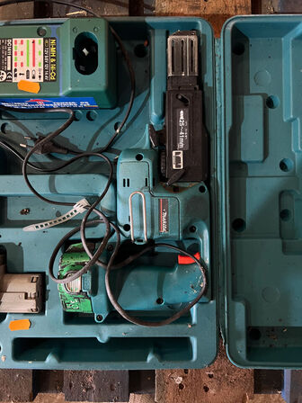 Gipsskruetrækker MAKITA 6835D inkl. batteri og lader