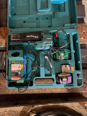 Gipsskruetrækker MAKITA 6835D inkl. batteri og lader
