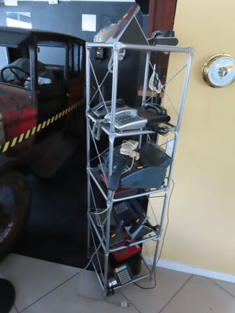 Reol med fastnettelefoner