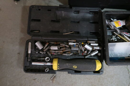 Værktøjskasse med indhold 