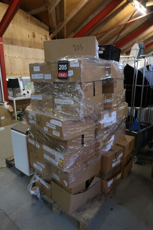 Palle med tomme papkasser 