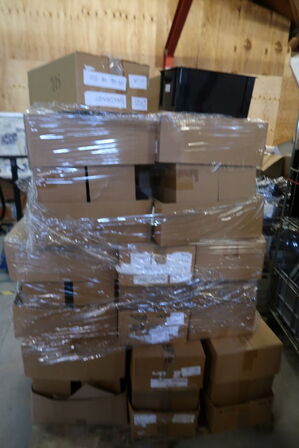 Palle med tomme papkasser 