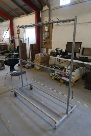 Rustfri stativ på hjul 