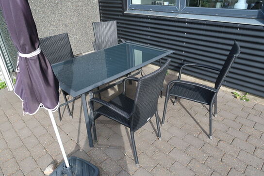 Havebord, 4 stk. havestole samt parasol