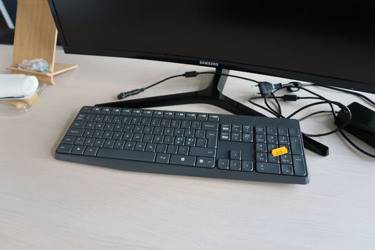 Computerskærm SAMSUNG C27F398FWU samt tastatur og radio
