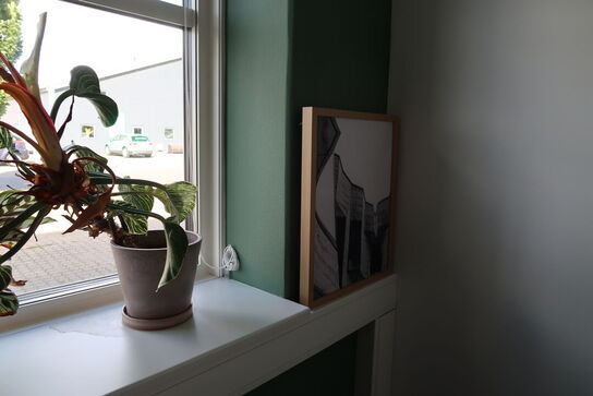 2 stk. borde, stol, planter, indrammet plakat