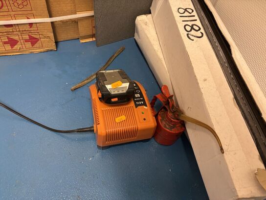 Kasse med div. håndværktøj bl.a. akku bore/skruemaskine AEG med batteri og lader