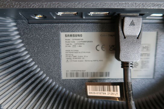Computerskærm SAMSUNG C27RG50FQR med tastatur og mus