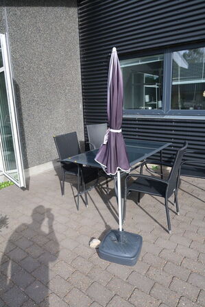Havebord, 4 stk. havestole samt parasol