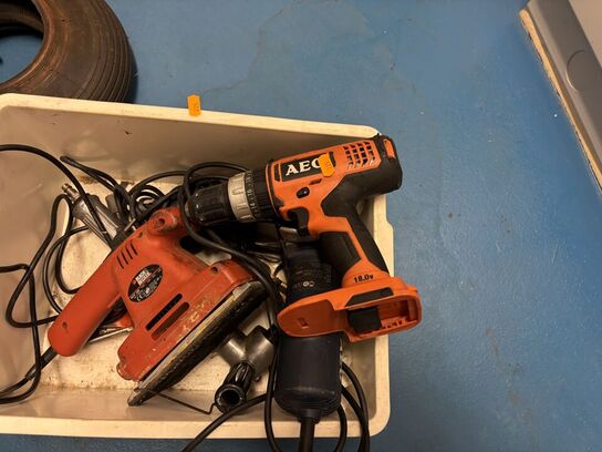 Kasse med div. håndværktøj bl.a. akku bore/skruemaskine AEG med batteri og lader