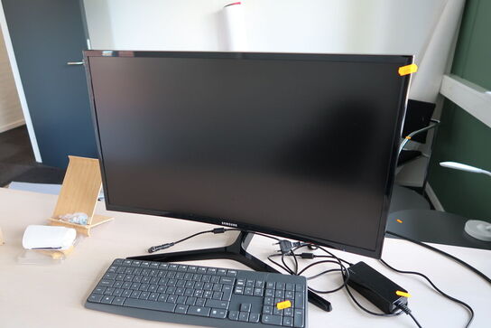 Computerskærm SAMSUNG C27F398FWU samt tastatur og radio