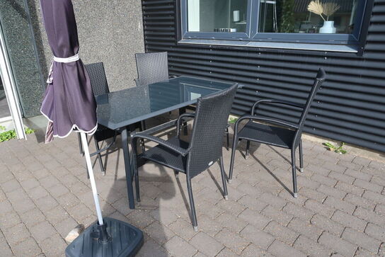 Havebord, 4 stk. havestole samt parasol