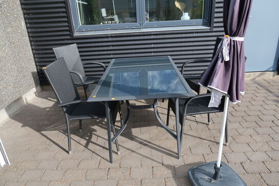 Havebord, 4 stk. havestole samt parasol