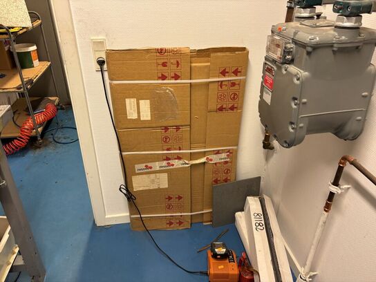 Kasse med div. håndværktøj bl.a. akku bore/skruemaskine AEG med batteri og lader