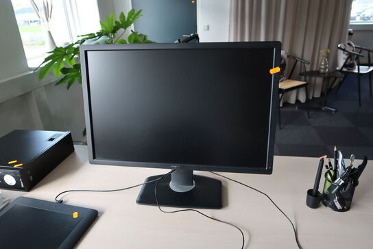 Computerskærm DELL U2412Mb med tastatur og mus