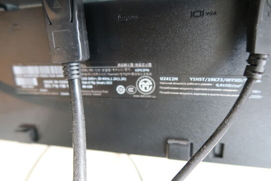 Computerskærm DELL U2412Mb med tastatur og mus