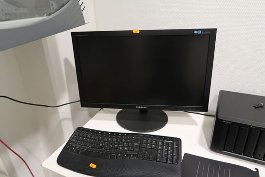 Computerskærm SAMSUNG SyncMaster B2440, tastatur samt computer