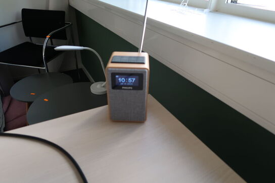 Computerskærm SAMSUNG C27F398FWU samt tastatur og radio