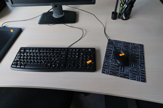 Computerskærm DELL U2412Mb med tastatur og mus