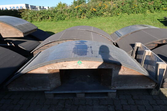 Div. huse til robotplæneklippere (nogle med solceller på, alle skal medtages)