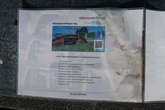 Div. huse til robotplæneklippere (nogle med solceller på, alle skal medtages)