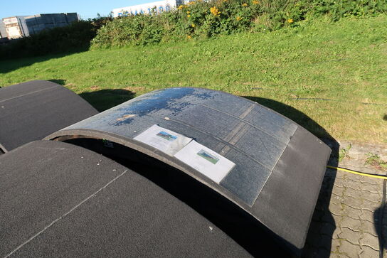 Div. huse til robotplæneklippere (nogle med solceller på, alle skal medtages)