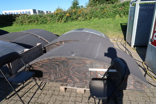 Div. huse til robotplæneklippere (nogle med solceller på, alle skal medtages)