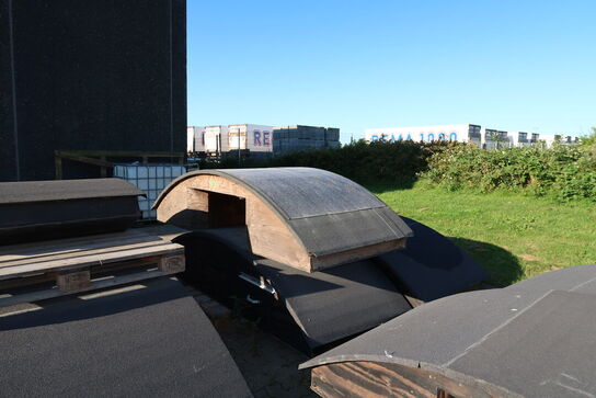 Div. huse til robotplæneklippere (nogle med solceller på, alle skal medtages)