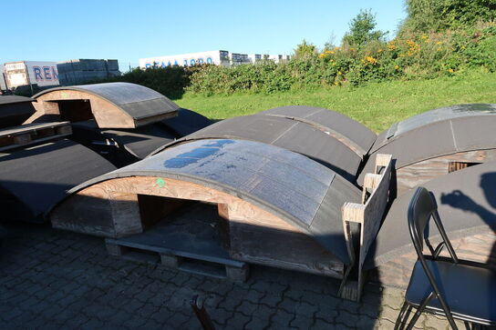 Div. huse til robotplæneklippere (nogle med solceller på, alle skal medtages)