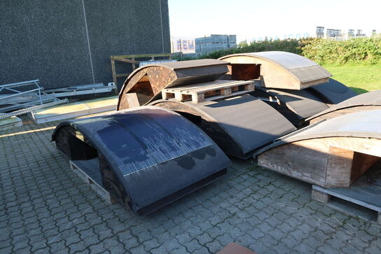 Div. huse til robotplæneklippere (nogle med solceller på, alle skal medtages)