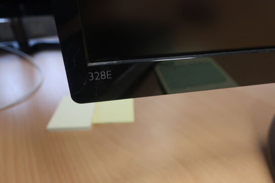 2 stk. monitorer, tastatur, mus samt docking-station 