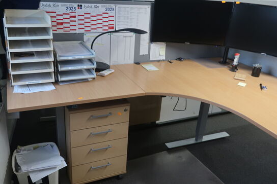 El. hæve/sænke skrivebord uden indhold, skuffemodul samt reoler 