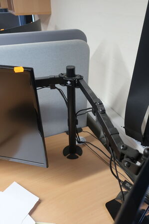 2 stk. monitorer, tastatur, mus samt docking-station 