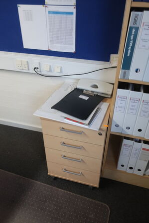 El. hæve/sænke skrivebord uden indhold, skuffemodul samt reoler 