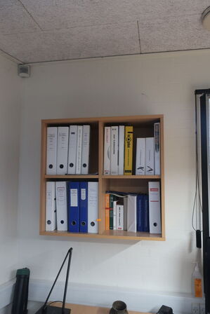 Reoler, skrivebord samt skuffemodul 