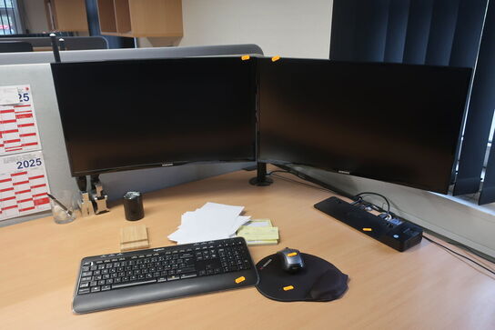 2 stk. monitorer, tastatur, mus samt docking-station 