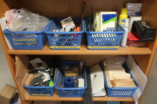 4 stk. reoler med indhold 