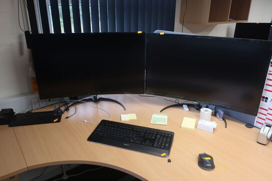 2 stk. monitorer, tastatur, mus samt docking-station 