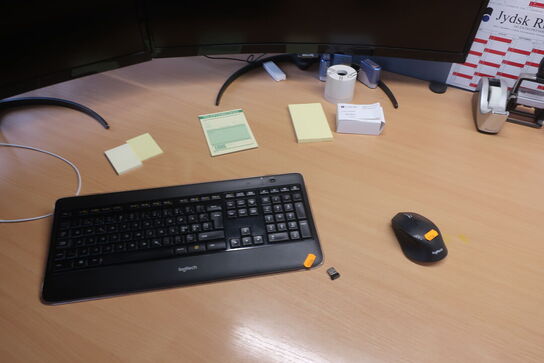 2 stk. monitorer, tastatur, mus samt docking-station 