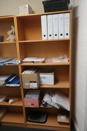 4 stk. reoler med indhold 