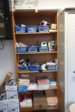 4 stk. reoler med indhold 