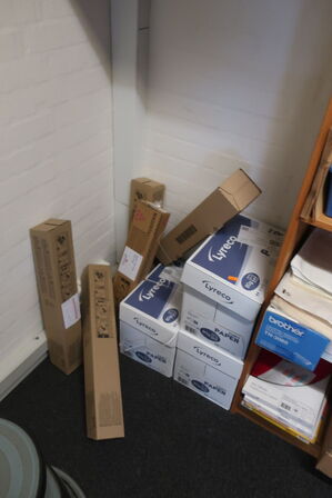 4 stk. reoler med indhold 