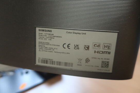 2 stk. monitorer, tastatur, mus samt docking-station 