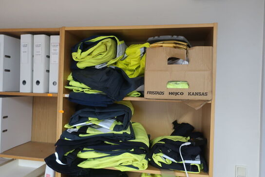 3 stk. reoler med indhold 